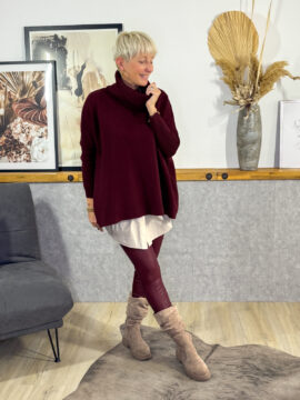 Poncho-Pullover mit locker sitzendem Rollkragen & ausgefanster Saum, eng gerippter Arm, gerader Abschluss, locker fallend.