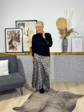 Schimmernder Satin Rock mit Leo Design, Gummibund, ausgestellte A-Form, locker schwingend, schöner Sitz.