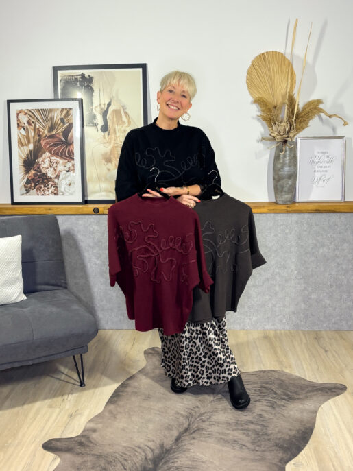 Feinstrick Pullover mit überstehendem Kragen, Kordel Applikation mit dezentem Lurex-Schimmer, 7/8 Armlänge mit breitem Umschlag, kürzer geschnitten. 