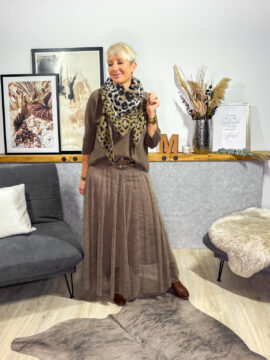 Leicht schwingender Spitzenrock mit Gummibund und dünnem blickdichtem Unterrock aus Elastan. Ausgestellte A-Form, schöner Sitz.