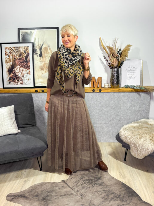 Leicht schwingender Spitzenrock mit Gummibund und dünnem blickdichtem Unterrock aus Elastan. Ausgestellte A-Form, schöner Sitz.