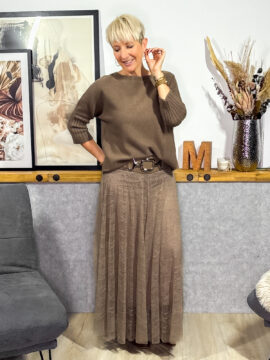 Pullover aus Feinstrick, Kastenschnitt mit 7/8 Armlänge, breites Rippbündchen als Armabschluss, Rundhals-Ausschnitt.