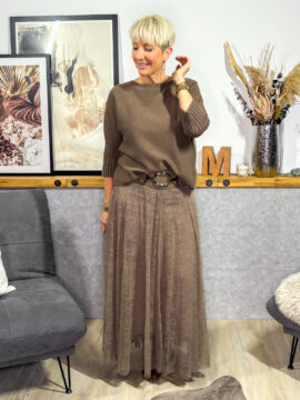 Pullover aus Feinstrick, Kastenschnitt mit 7/8 Armlänge, breites Rippbündchen als Armabschluss, Rundhals-Ausschnitt.