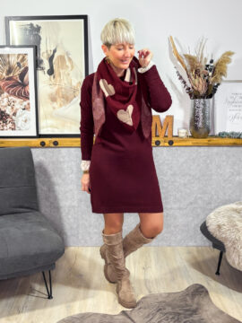 Gerade geschnittenes Strickkleid, dezentes dekoratives Flecht-Muster an Armabschluss und Rundhals-Ausschnitt.