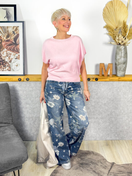 Feinstrick Pullover mit kurzem überstehendem Arm, kürzer geschnitten, mit breitem Saumabschluss. Nylon | Polyester | Viskose