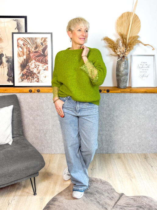 Strick Pullover mit Rundhals Ausschnitt und 1/2 Armlänge, Armverlängerung aus edler Spitze, kurzer Schnitt.