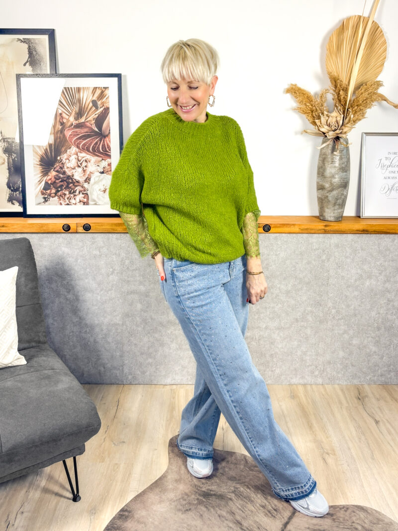 Strick Pullover mit Rundhals Ausschnitt und 1/2 Armlänge, Armverlängerung aus edler Spitze, kurzer Schnitt.