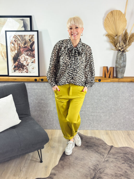 Blusenshirt mit Animalprint, (abnehmbare) Schlaufe zum Binden, Knopfleiste, leicht transparent.