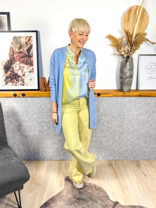 Klassische Strickjacke, ohne Kragen, offenes Revers, überschnittene Schulter, gerader Saum.