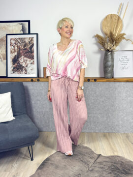 Feinstrick Pullover mit Dolmanärmel, überschnittene Schulter, dünn und luftig, V-Ausschnitt.