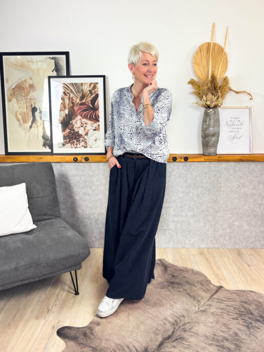 Dünnes Blusenshirt mit V-Ausschnitt und kurzem Stehkragen, Animalprint in Maritimem Blau-Weiß, gerader Schnitt mit abgerundetem Saum.