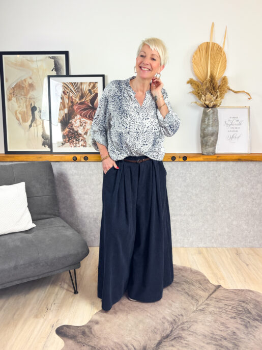 Damen Hosenrock/Schlaghose aus weichem Cord mit weitem Bein, Gummibund, Bundfalten und praktischen Seitentaschen. Bequem, stylish und aus 100% Baumwolle. | Jetzt entdecken auf www.micas.eu/shop