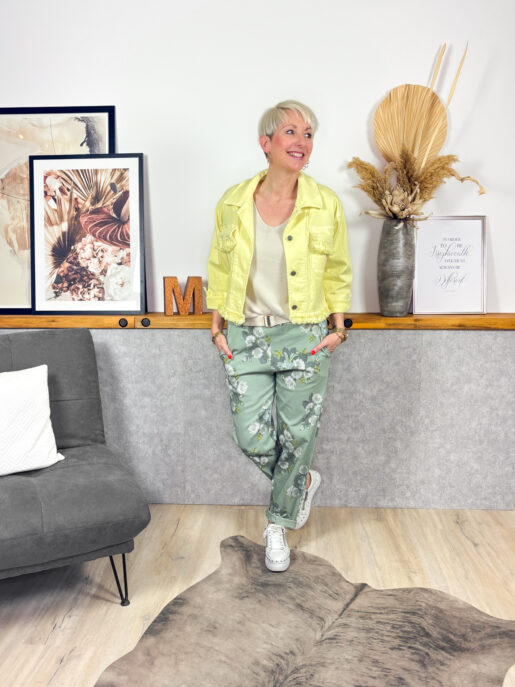 Jeansjacke mit Rücken-Applikation, kurzer Schnitt mit aufgesetzten Brustttaschen, klassischer Kragen und leichtem Volant-Saum, wunderschöner Sitz.