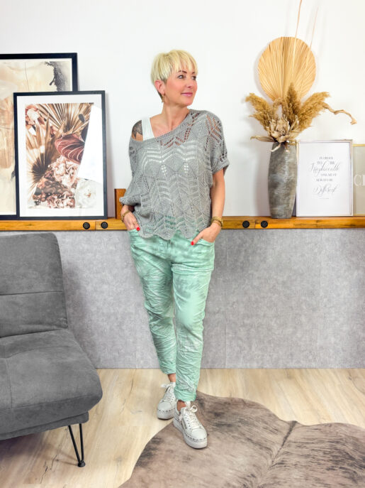 Stretch Jogger mit dezentem Batik Print, super bequem zu tragen, 2 Seiten - und Gesäßtaschen, Gummibund mit Tunnelzug.