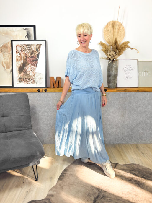 Weicher Maxi Rock in ausgestellter A-Form mit variablem breiten Gummibund, leichte Knitteroptik, wunderschöner Sitz. Kann als auch Bandeau Kleid getragen werden.